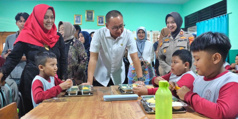 Waka MPR Eddy Soeparno Senang Anak-anak Antusias Sambut Program Makan Bergizi Gratis