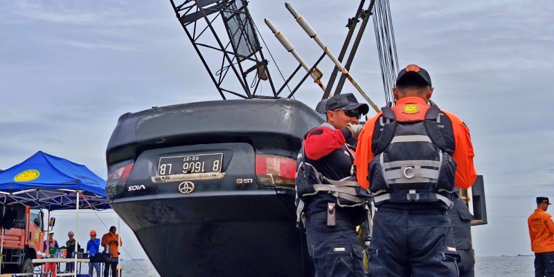 Petugas Gabungan Temukan Mobil Brigjen (Purn) Hendrawan Ostevan di Perairan Marunda