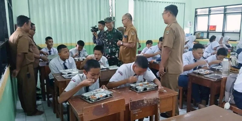 Sejumlah Catatan Hiasi Program Makan Bergizi Gratis Hari Pertama di Purwakarta