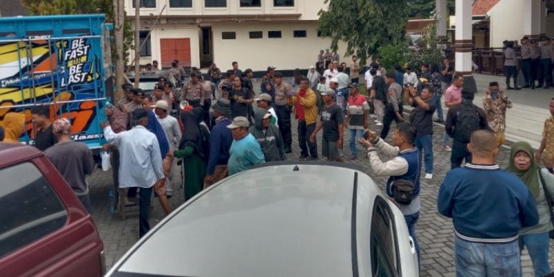 Kasus Kades Mandek, Warga Serbu Polres Demak