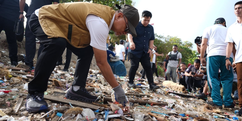 Menko Pangan Bersih-Bersih Pantai Kuta