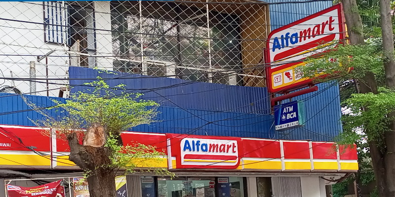 Persaingan Harga Alfamart vs Indomaret, Mana yang Lebih Hemat?