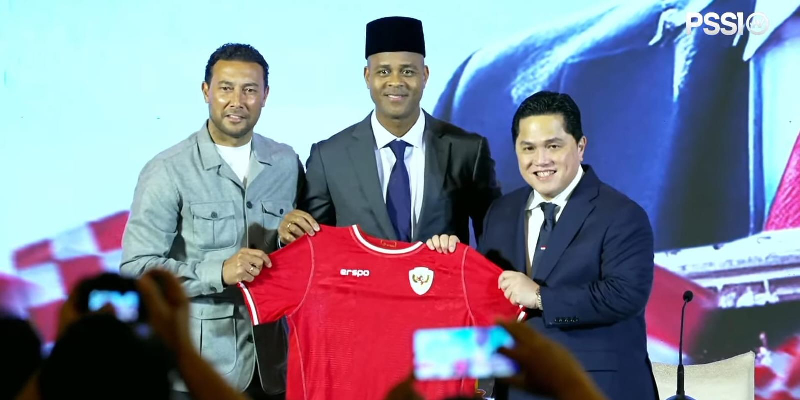 Pakai Peci Hitam, Patrick Kluivert Berpose Pegang Jersey Timnas Indonesia