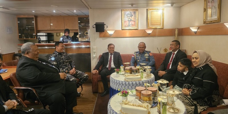 KRI Sultan Iskandar Muda-367 Promosikan Produk Indonesia di Pelabuhan Mesir