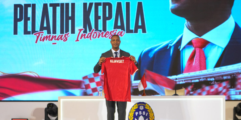 Patrick Kluivert Berdiskusi dengan Indra Sjafri