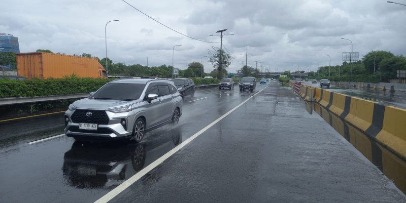 Tol Sedyatmo Arah Bandara Soekarno-Hatta Masih Tergenang Banjir