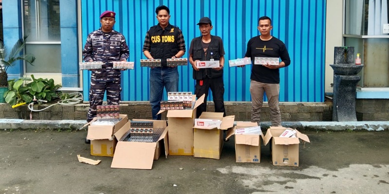 Penyelundupan Rokok Ilegal Berhasil Digagalkan Marinir di Sambas