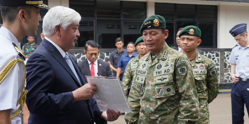 Menteri Pertahanan Jepang Disambut Hangat Letjen Fadjar di Markas Kostrad