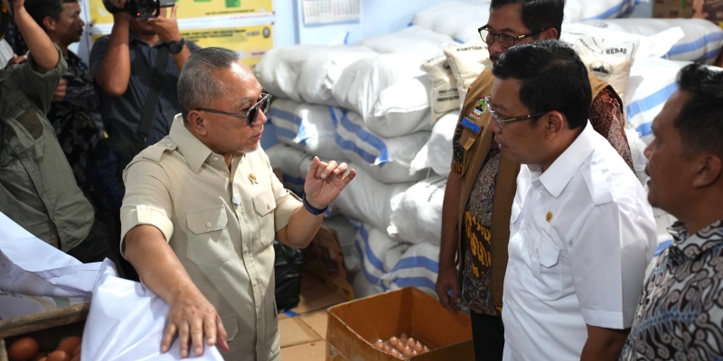 Menko Zulhas Salurkan Ribuan Bantuan Pangan ke Korban Bencana Pekalongan