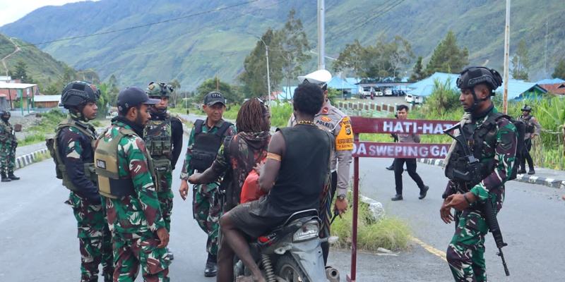 Jelang Putusan MK, TNI-Polri Gencar Patroli Bersama di Puncak Jaya