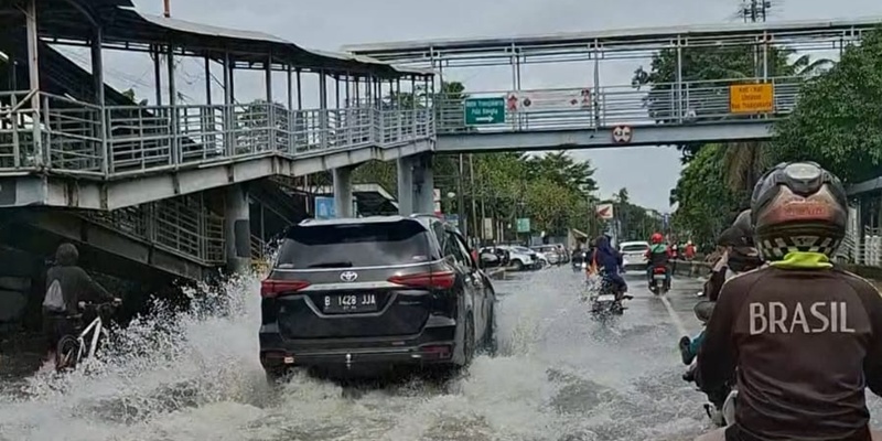 Luapan Air Kali Mookevart Hampir Lumpuhkan Jalan Daan Mogot