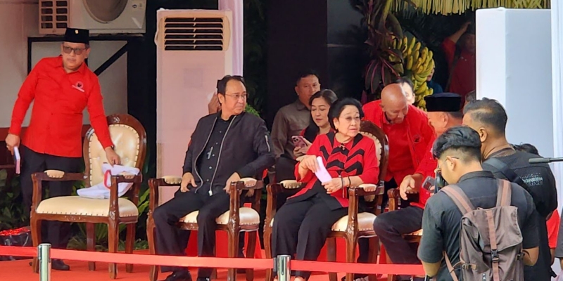 Prananda Tempel Megawati di HUT PDIP