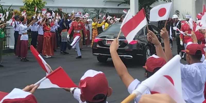 Tiba di Istana Bogor, PM Jepang Disambut Pasukan Kehormatan dan Bocah Sekolah