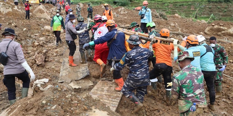 Berjibaku Menerjang Longsor