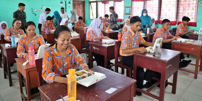 Implementasi TJSL, PTPN IV PalmCo Gelar Makan Bergizi Gratis di Sumatera dan Kalimantan