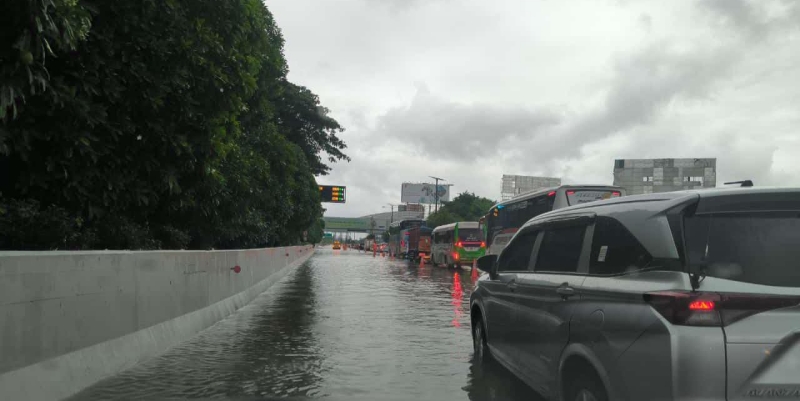 Waspada, Ada 8 Titik Banjir di Tol Sedyatmo Arah Bandara Soekarno-Hatta