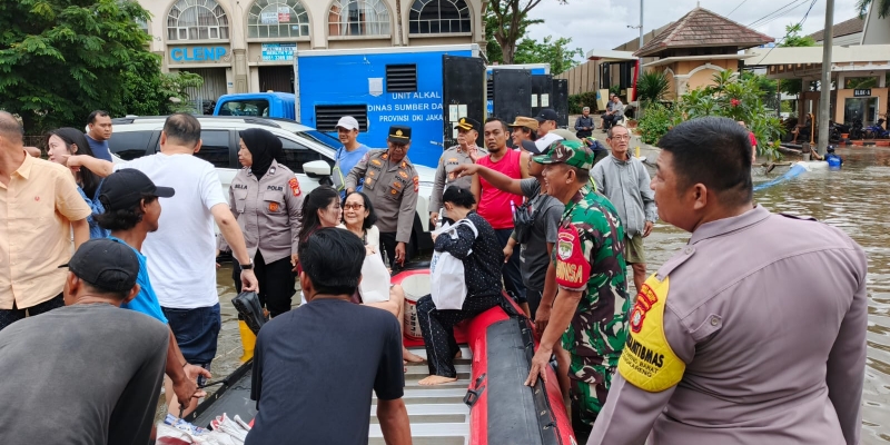 Sinergitas TNI-Polri Evakuasi Lansia Korban Banjir Cengkareng