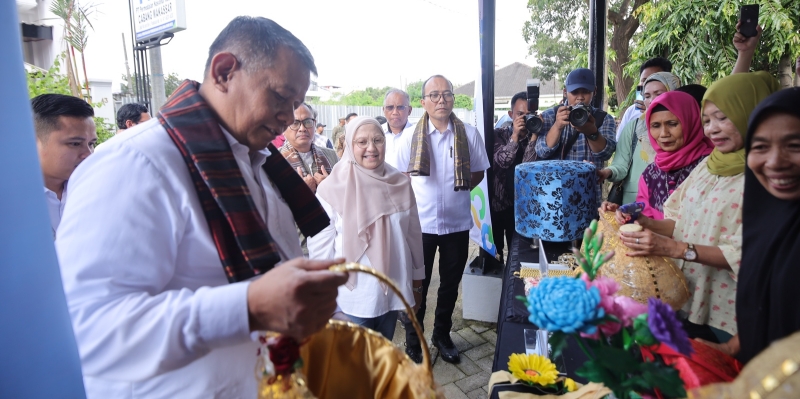 Emak-emak PNM Mekaar Makassar Ubah Sampah Jadi Produk Kreatif