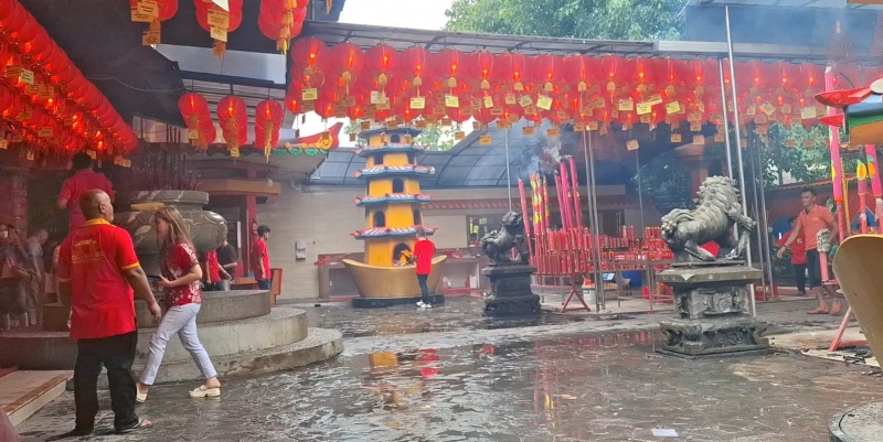 Warga Tionghoa Padati Vihara Boen San Bio Tangerang