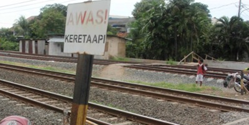 Seorang Remaja Terserempet Kereta saat Bikin Konten