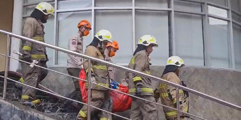 Petugas Evakuasi Empat Korban dari Gedung Glodok Plaza