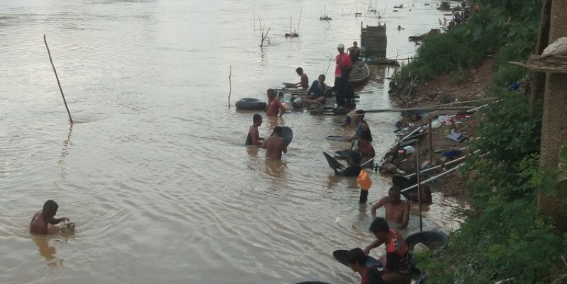 Warga Ramai Berburu Emas di Sungai Rupit Musi Rawas Utara