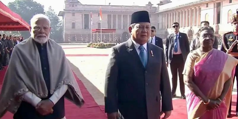 Tiba di India, Prabowo Disambut Narendra Modi dengan Upacara Kehormatan