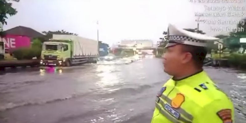 Banjir Kaligawe Masih Tinggi, Warga Diimbau Tak Nekat Lewati Jalan Terendam