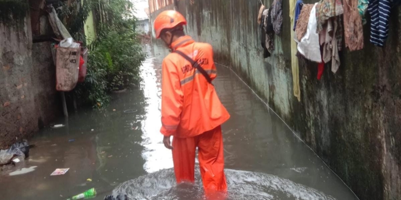 Hujan Deras Sabtu Dini Hari, 16 RT dan 4 Ruas Jalan di Jakbar Terendam Banjir