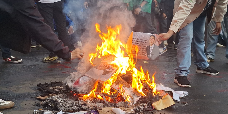 Massa Peserta Aksi "Indonesia Gelap" Bakar Foto Mayor Teddy