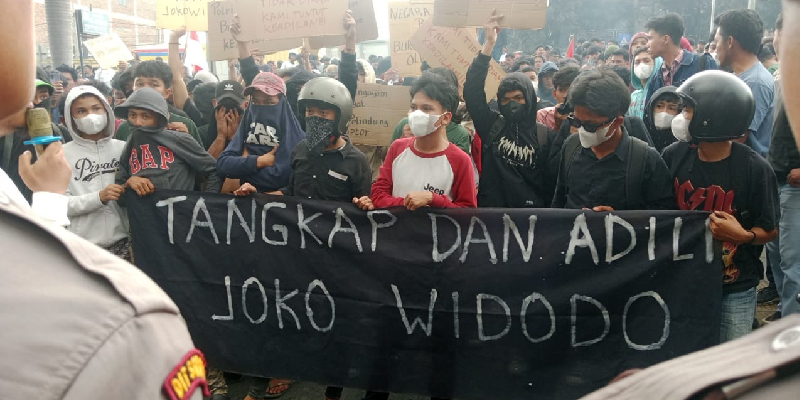 Aliansi Pemuda dan Mahasiswa Demo di Mapolda Sumut, Minta Jokowi Ditangkap