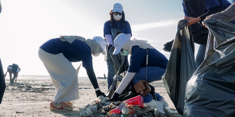 Relawan Bakti BUMN Sapu Bersih Sampah Pantai Lampu Satu Merauke