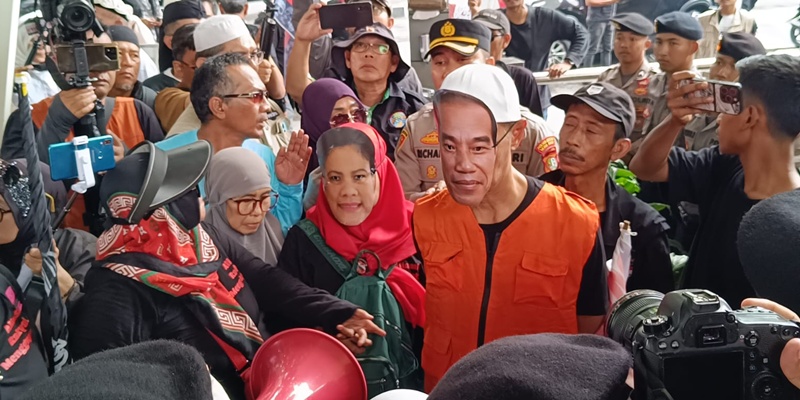 Emak-emak Antarkan Tahanan "Jokowi dan Iriana" ke KPK