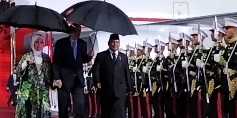 Momen <i>Sweet</i> Erdogan Gandeng Sang Istri Sambil Payungi Prabowo