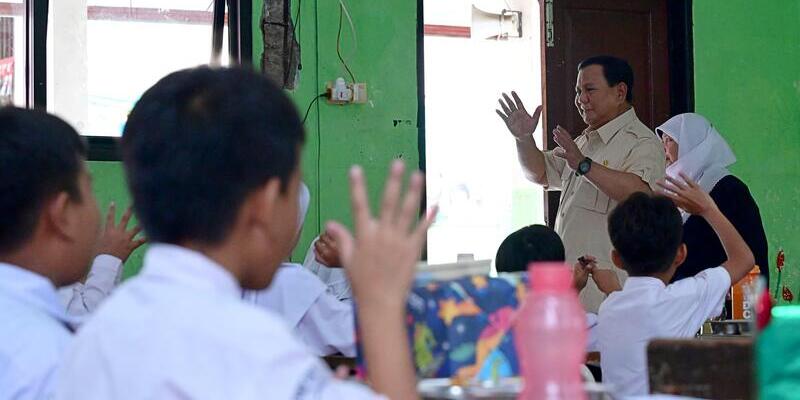 Prabowo Dapat Sambutan Meriah Saat Tinjau MBG di SDN Jati 05 Jaktim