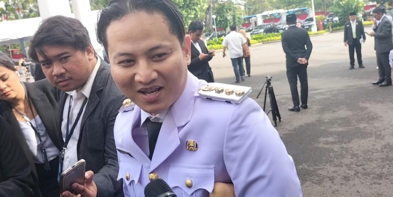 Bupati Trenggalek Masuk Istana Pakai Kruk Penyangga Tubuh