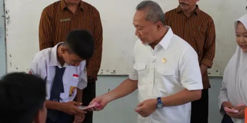 Launching MBG di Jatim, Zulhas Serahkan Gapok untuk Siswa Yatim Piatu