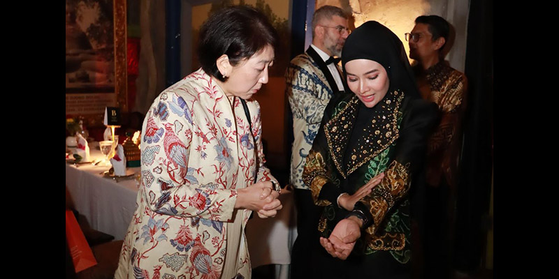 Direktur UNESCO Terpukau dengan Keindahan Batik Sasirangan