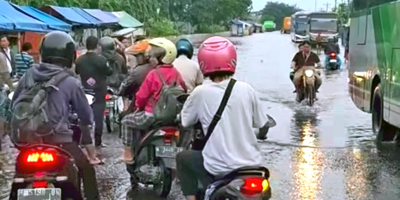 Banjir Kaligawe Lumpuhkan Jalur Pantura Semarang-Demak