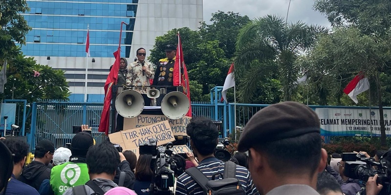 Di Hadapan Massa Aksi Ojol, Wamen Noel Janji Perjuangkan THR