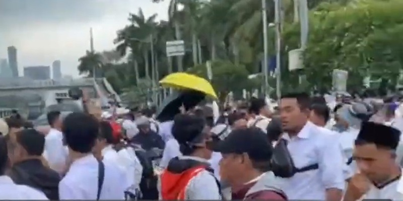 Aksi di Depan Gedung DPR, Seorang Pegawai Honorer Keguguran