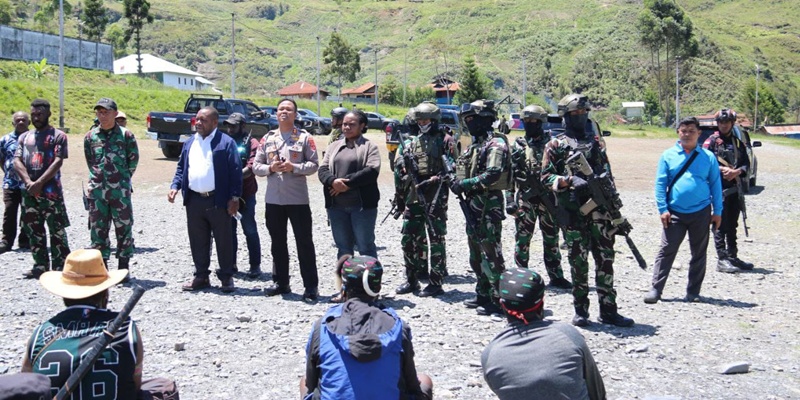 TNI Kawal Mediasi Konflik Antar Pendukung Paslon di Puncak Jaya