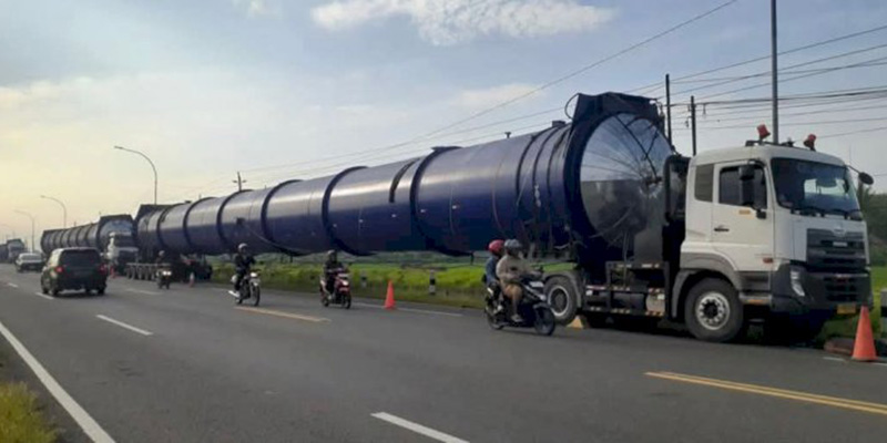 Pengiriman 13 Tabung Raksasa dari Semarang ke Banjarnegara Bikin Heboh Pengendara