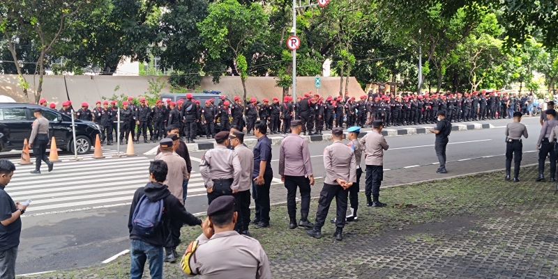 Pasukan Baret Merah Geruduk KPK Jelang Pemeriksaan Hasto