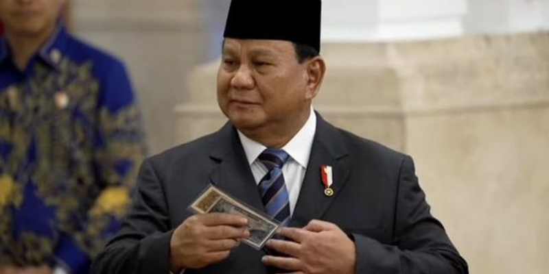 Wakil Kepala BPKP Hadiahkan Uang Kuno ke Prabowo usai Pelantikan