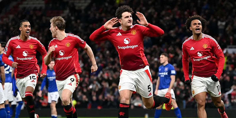 Sundulan Maguire Menangkan 10 Pemain Man United di Old Trafford