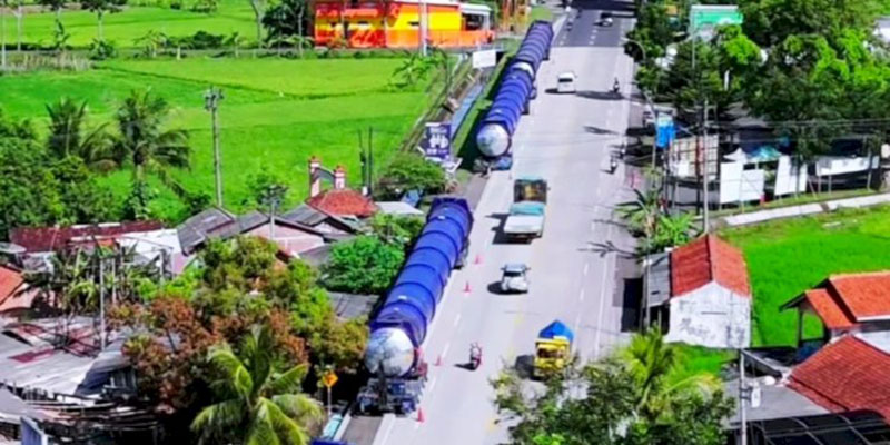 Menuju Banjarnegara, 13 Truk Pembawa Tabung Raksasa Sudah Tiba di Kebumen