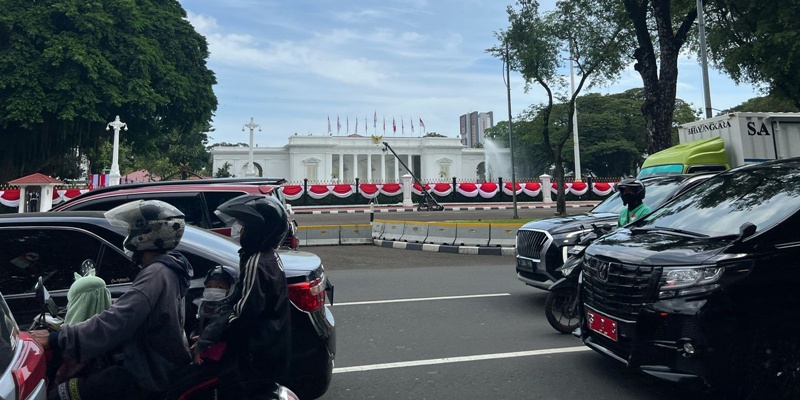 Lalin Depan Istana Padat Merayap Usai Pelantikan Kepala Daerah