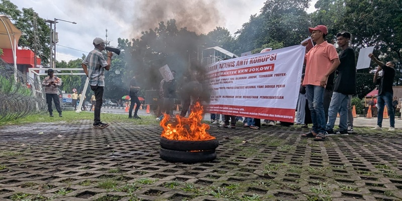 Massa Aktivis Anti Korupsi Minta KPK Seret Jokowi dan Keluarga