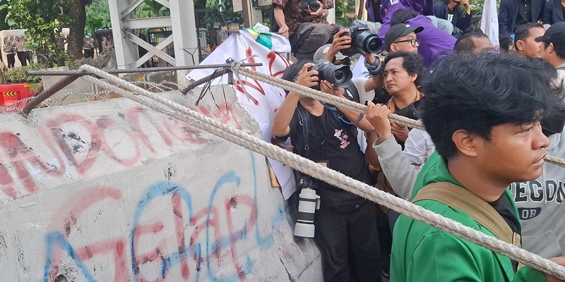 Demo 'Indonesia Gelap' Memanas, Mahasiswa Robohkan <i>Barrier</i> Beton